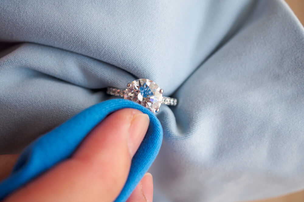 cleaning-moissanite-ring